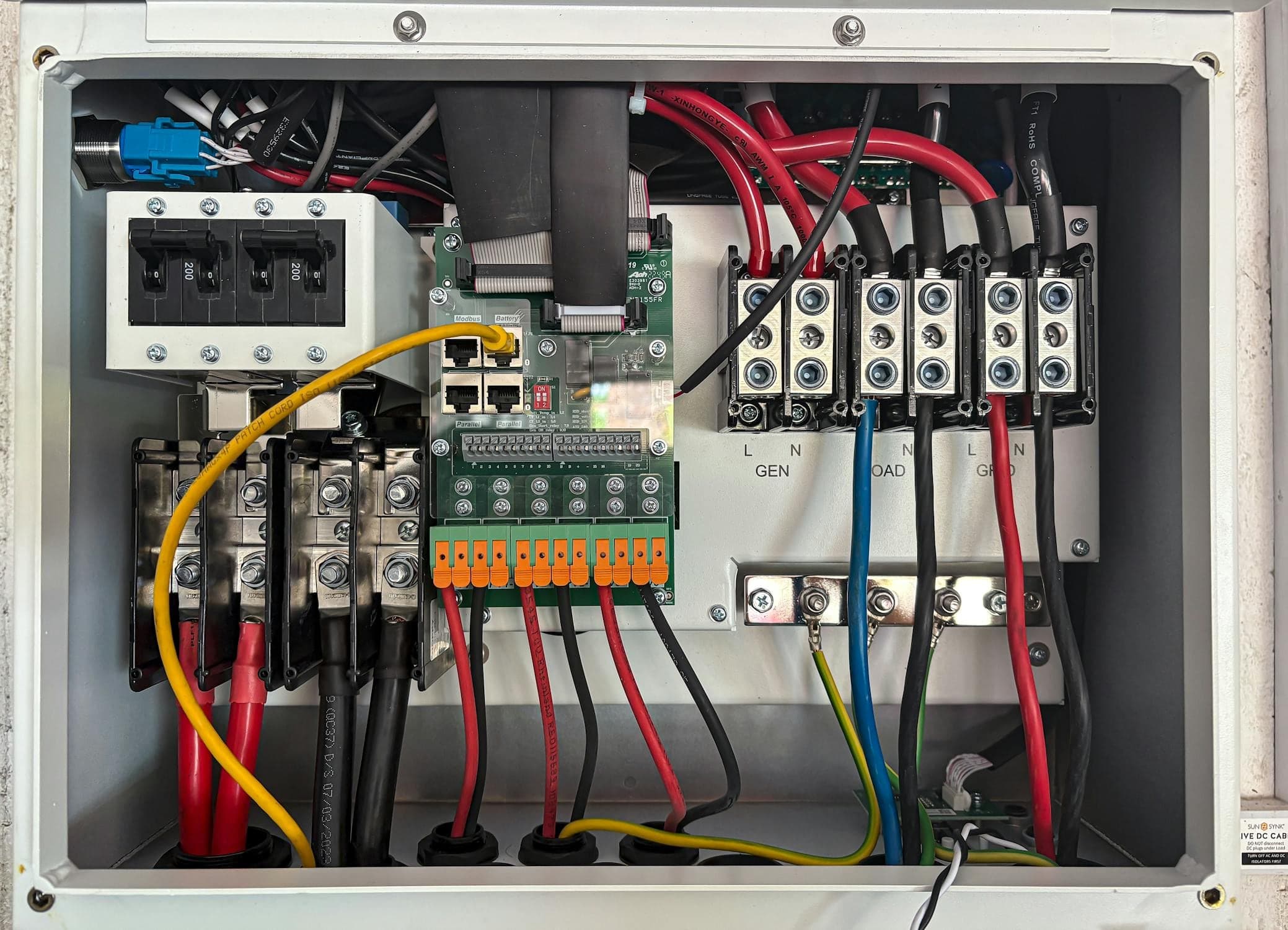 Gros plan sur un câblage soigné dans un boîtier électrique