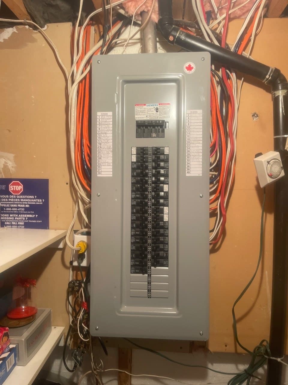 Panneau électrique Siemens neuf, circuits identifiés, dans un sous-sol